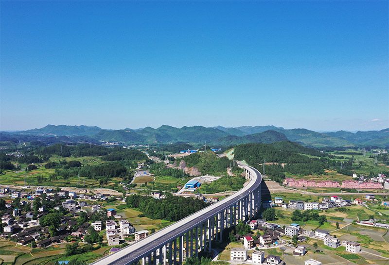 铜仁市沿河至印江至松桃高速公路上跨渝怀铁路立交桥.jpg